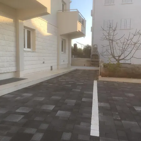 شقة Ella